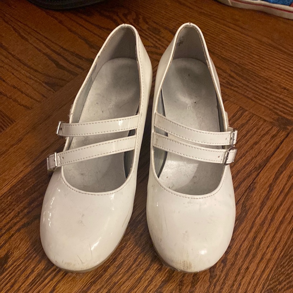 Used Girls white dress shoes size 2